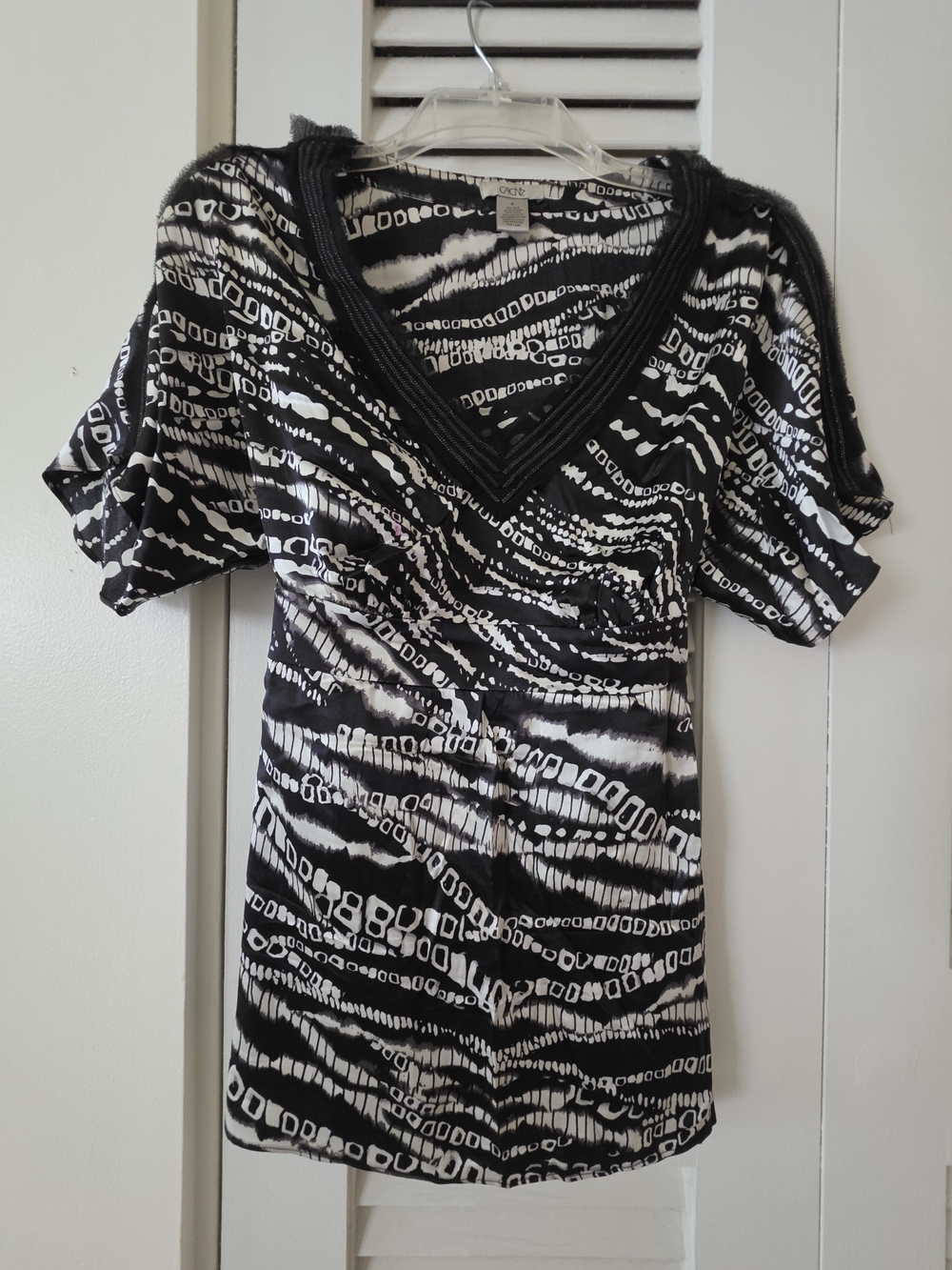 Vintage Cache Black & White Printed V-Neck Women's Top